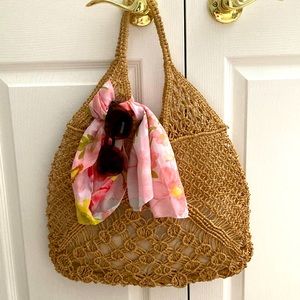 Women’s straw bag perfect for a summer outing.